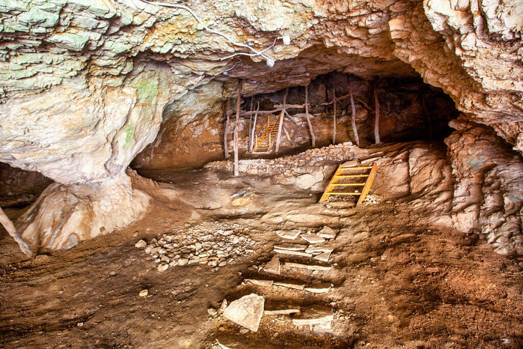 Σπήλαιο «Νοσοκομείο Ανταρτών» κοντά στο Βροντερό